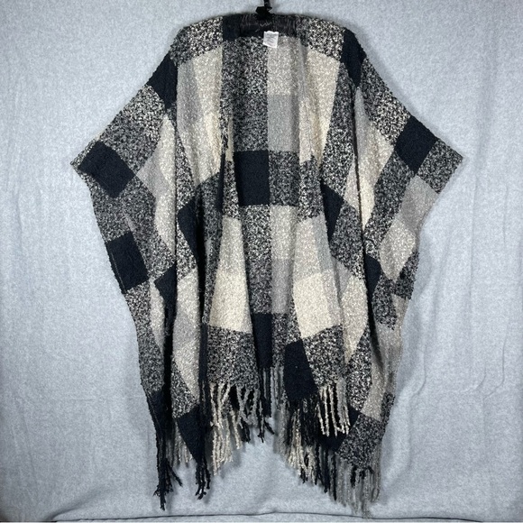Woolrich Cozy Amelia Plaid Blanket Wrap Poncho Black Grey White Soft One Size - Picture 5 of 8